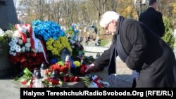 Вітольд Ващиковський біля меморіалу воїнів УГА на Личаківському цвинтарі, Львів, 5 листопада 2017 року