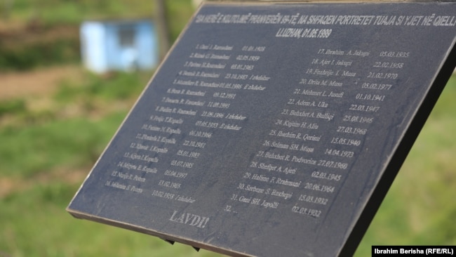 Kosovë: memoriali vetëm me emrat e 31 shqiptarëve të vrarë nga një sulm i avionëve të NATOS-, më 1999 në Lluzhan të Podujevës.