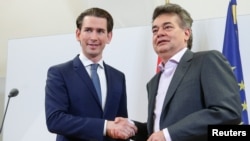 Себастьян Курц (слева) и лидер партии "Зелёных" Вернер Коглер договорились о коалиции, Вена, 1 января 2020 года