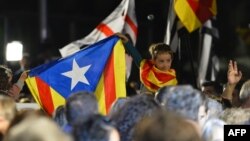 پرچم‌های هواداران استقلال کاتالونیا در میان جمعیت