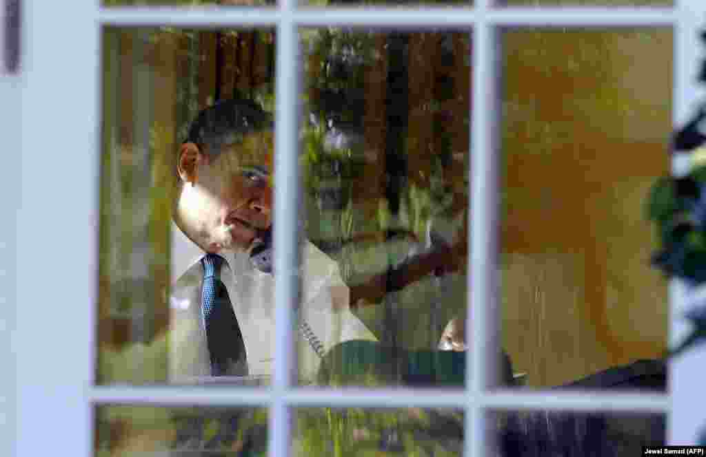 Обама розмовляє по телефону в Овальному&nbsp;кабінеті після присудження йому Нобелівської&nbsp;премії миру 9 жовтня 2009 року. Нагороду Обама отримав, перебуваючи на посаді всього дев&#39;ять&nbsp;місяців, під час свого першого терміну.&nbsp;