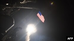 АҚШ-тың Жерорта теңізіндегі USS Porter әскери кемесінен Сирияның Шайрат әуе базасын зымыранмен атқылау сәті. 7 сәуір 2017 жыл.
