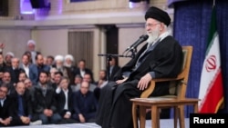 Върховният лидер на Иран аятолах Али Хаменей говори в Техеран, 17 февруари 2026 г. По същото време в Женева се провеждат преговори между Иран и САЩ.