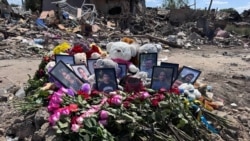 День жалоби на Криворіжжі. Іграшки та квіти на руїнах 
будинку родини Воронових 