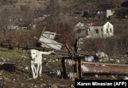 Prilikom povlačenja iz Kalbačara Jermeni su palili kuće u kojima su živeli. Većina njih je pripadala Azerbejdžancima koji su proterani iz te oblasti početkom 1990-ih. (na fotografiji jedno od sela u regionu Kalbačar)