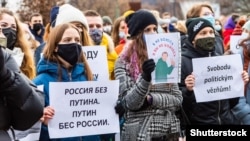 На протести проти влади Володимира Путіна російська молодь виходить і за межами країни. Акція російських студентів на підтримку лідера російської опозиції Олексія Навального у столиці Чехії. Прага, 23 січня 2021 року