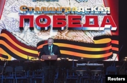 Президент России Владимир Путин выступает на митинге перед концертом, посвященном 80-летию Сталинградской битвы во Второй мировой войне. Волгоград, Россия, 2 февраля 2023 года