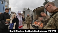 В Михайловском соборе освящены семь тысяч пасхальных куличей для украинских солдат, Киев, 9 апреля 2026 года