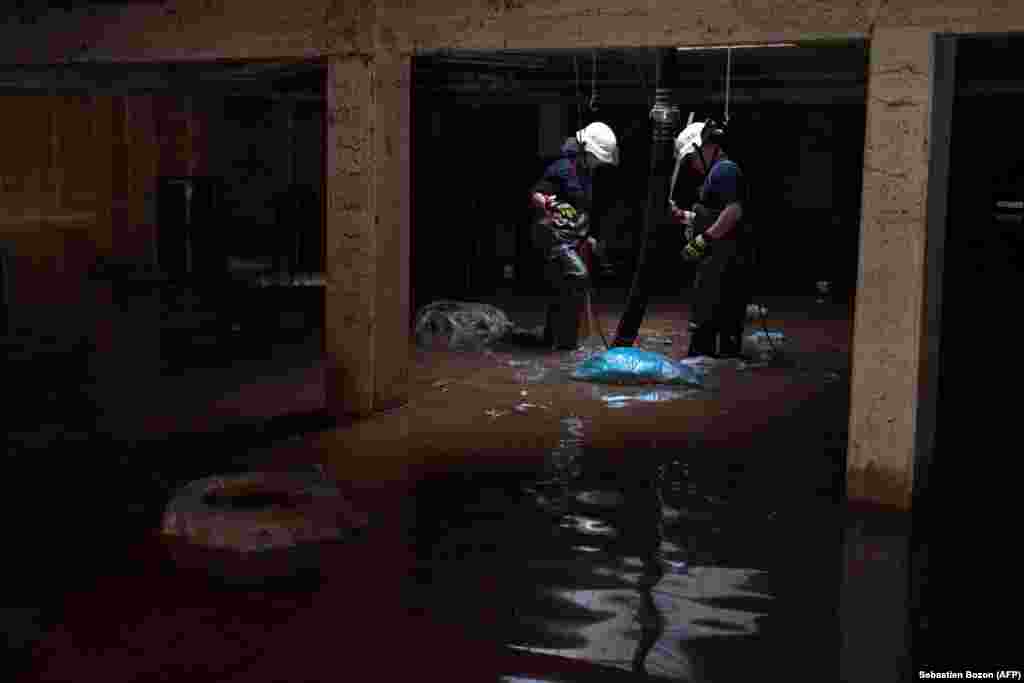 Пожарные откачивают воду из подземного гаража после сильного наводнения в Ойскирхене, западная Германия, 18 июля 2021 года