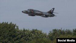 Hawker Hunter, який брав участь в авіашоу, впав на автобан А27 (Фото vantagenews.co.uk) 