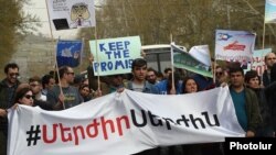 Armenia - Civic activists demonstrate in Yerevan against President Serzh Sarkisian's perceived plans to extend his rule, 24 March 2018.