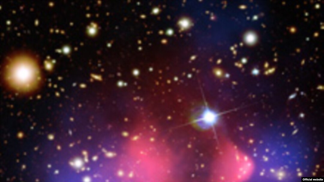 На фотографии, выполненной телескопом Чандра (Chandra Х-ray Observatory), два розовых облака представляют собой скопления «нормальной» (барионической) материи, но основные массы обоих облаков сосредоточены в областях помеченных «голубым».