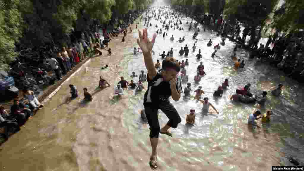 Pakistan - Vreli dani u Lahoreu. Temperatura je iznosila čak 43 stupnja Celsijusa, 9. juni 2013. Foto: Reuters / Mohsin Raza