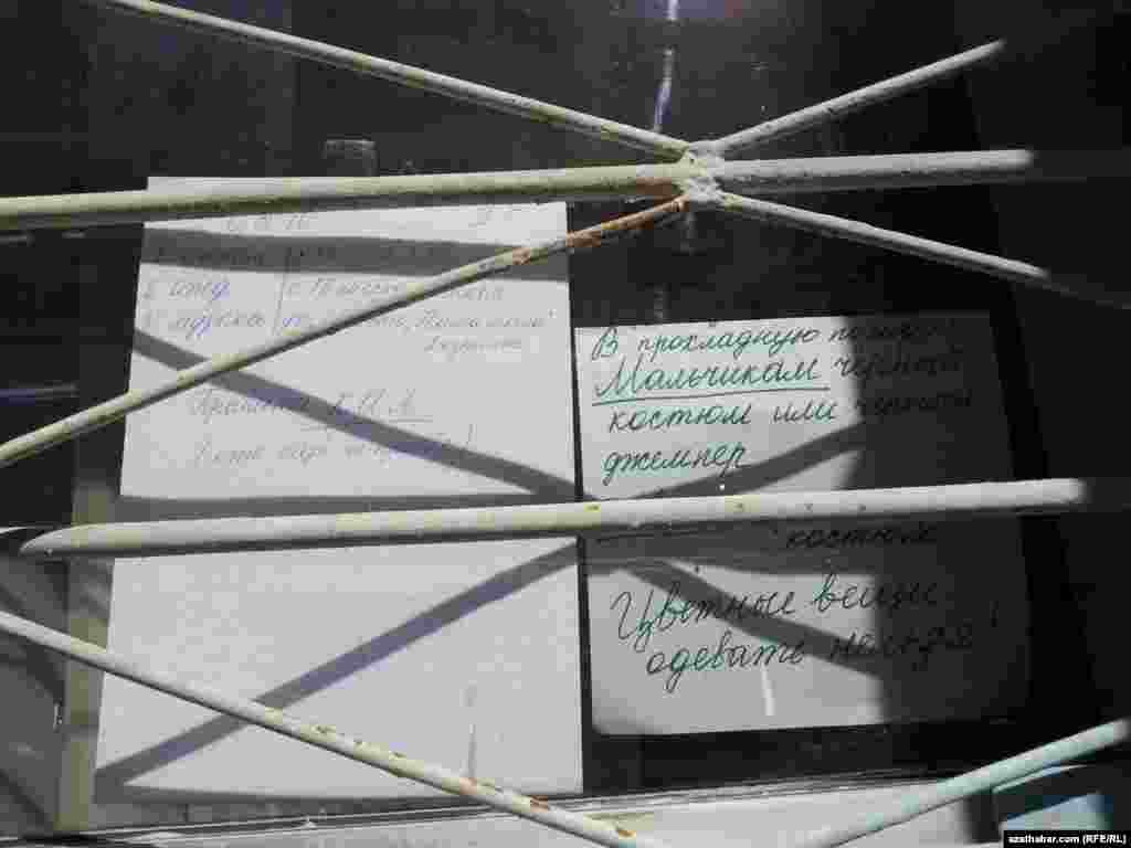 Aşgabadyň mekdepleriniň biriniň gapysynda mekdepde talap edilýän tertip-düzgünleriň bildirişi ýerleşdirilipdir.