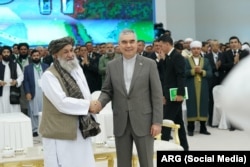 Talibanski premijer mula Mohamed Hasan Ahund (lijevo) i predsjednik Narodnog vijeća Turkmenistana Gurbanguli Berdimuhamedov prisustvuju ceremoniji nastavka izgradnje glavnog gasovoda.