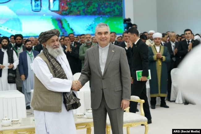 Kryeministri i talibanëve, Mullah Mohammad Hassan Akhund dhe kreu i Këshillit Popullor të Turkmenistanit, Gurbanguly Berdymukhammedov, gjatë ceremonisë për rinisjen e punimeve në gazsjellës.