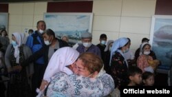 Родственники встречают прибывших на ПМЖ в Казахстан казахов из Ирана