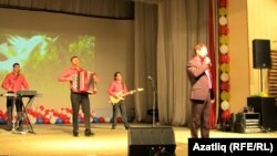 Сәхнәдә Нәфкать Нигъмәтуллин һәм музыкантлар