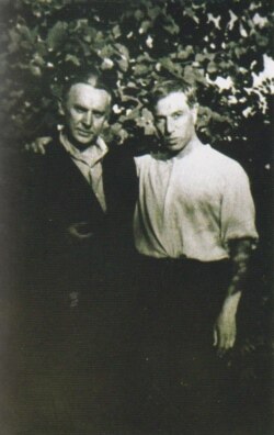 Константин Федин и Борис Пастернак. Переделкино. 1946.