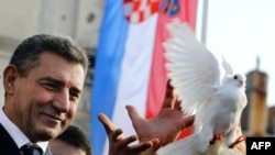 Генерал Анте Ґотовина випускає голуба після промови за мир, Задар, Хорватія, 24 листопада 2012 року 