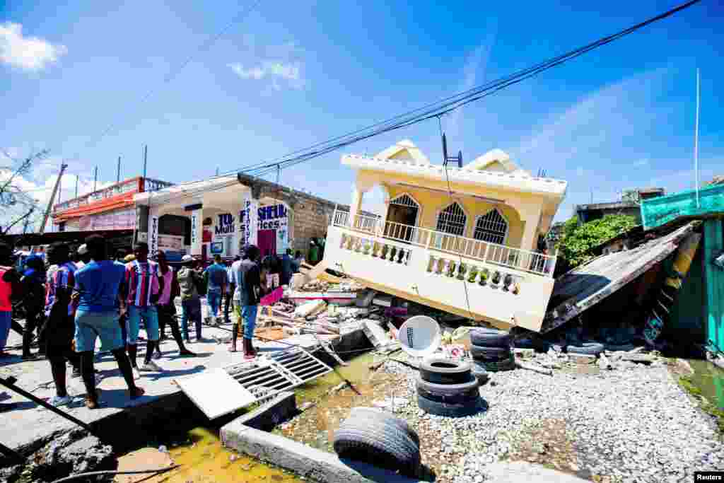 Prizor nakon zemljotresa magnitude 7,2 stepena po Richteru u gradu Les Cayesu (14. avgust)