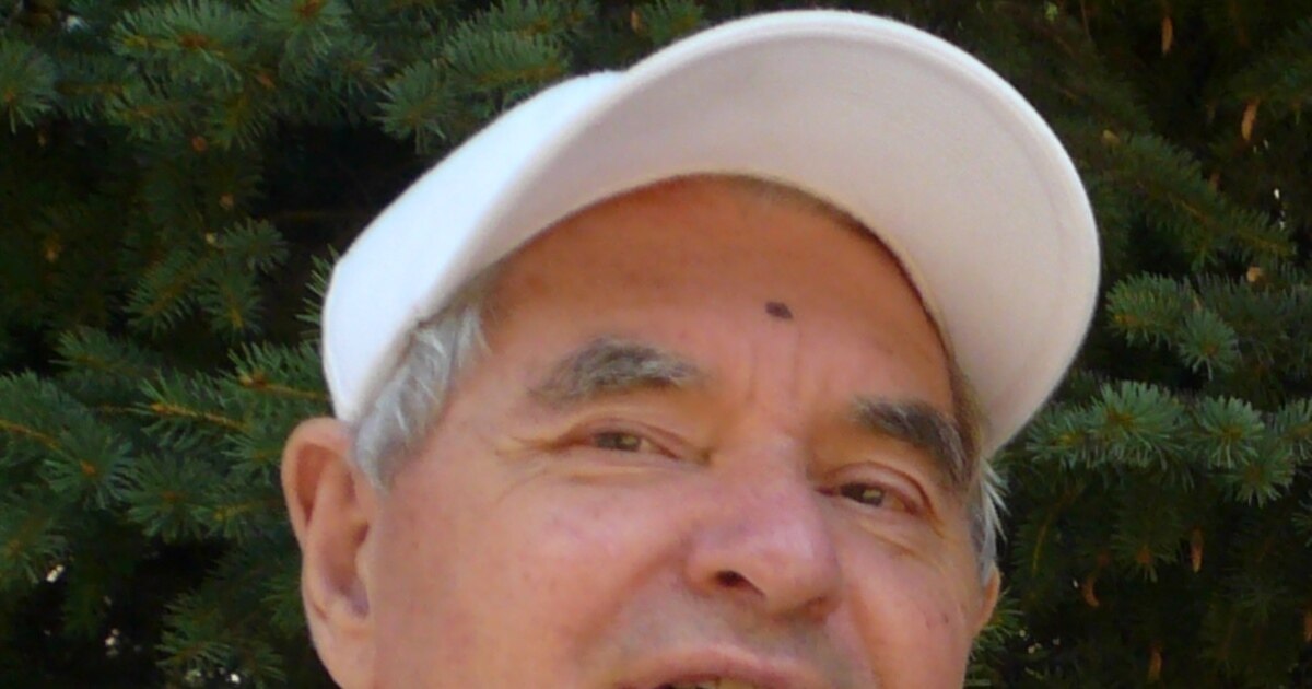 Және ол өзінің пенисін оның ылғалды пабисына ақырын енгізді