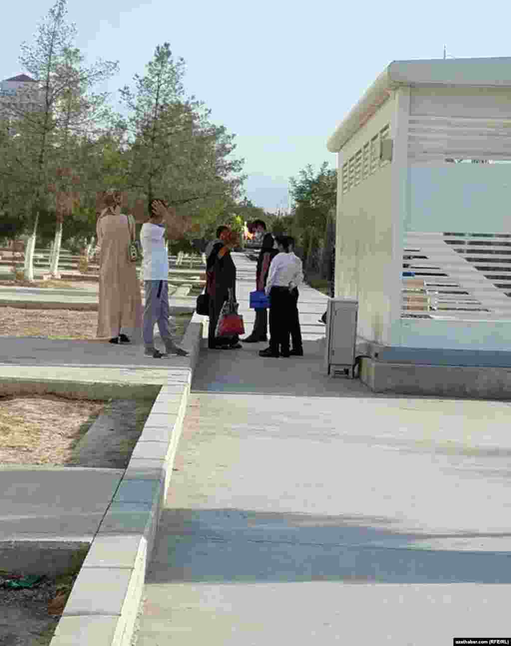 Metbugatda şäher üçin täze-täze awtobuslaryň satyn alynýandygy aýdylýar, emma duralgalarda wagtynda gelmeýän ýolagçy awtobuslaryna garaşyp duran adamlar azalmaýar.&nbsp;