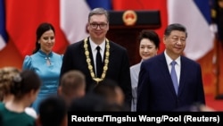 Kineski predsednik Si Đinping, njegova supruga Peng Lijuan, predsednik Srbije Aleksandar Vučić i njegova supruga Tamara Vučić odlaze nakon ceremonije dodele Medalje prijateljstva Kine, u Velikoj sali naroda, u Pekingu, 25. maja 2026.