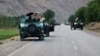 "Талибанмен" соғысып жүрген ауған сарбаздары жол бойында кідіріп тұр. Бадахшан, Ауғанстан, 4 шілде 2021 жыл.