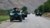 Афганские солдаты останавливают автомашины на дороге, расположенной на передовой линии боевых действий между талибами и афганскими силами безопасности. Афганистан, город Бадахшан, 4 июля 2021 года