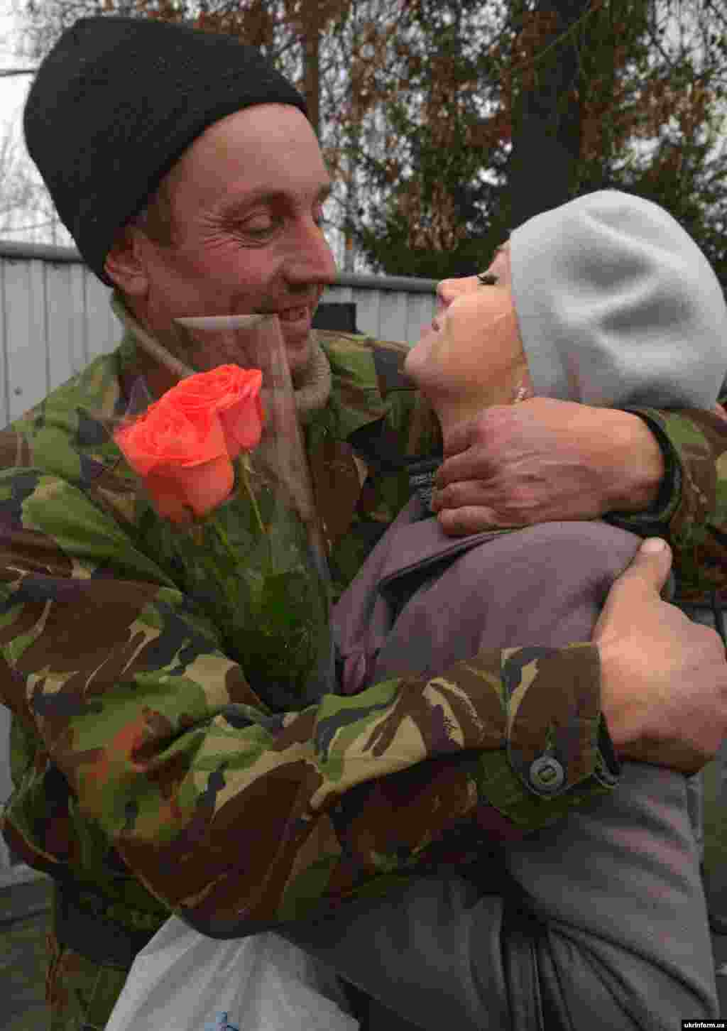 Боєць вінницької військової частини N3008 Національної гвардії обіймається з дружиною після повернення додому із зони АТО на ротацію. Вінниця, 18 листопада 2014 року.&nbsp;