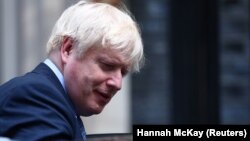 Boris Johnson, în drum spre Palatul Westminster, sediul Parlamentului britanic, unde va avea o nouă confruntare cu opoziția, care este majoritară în acest moment