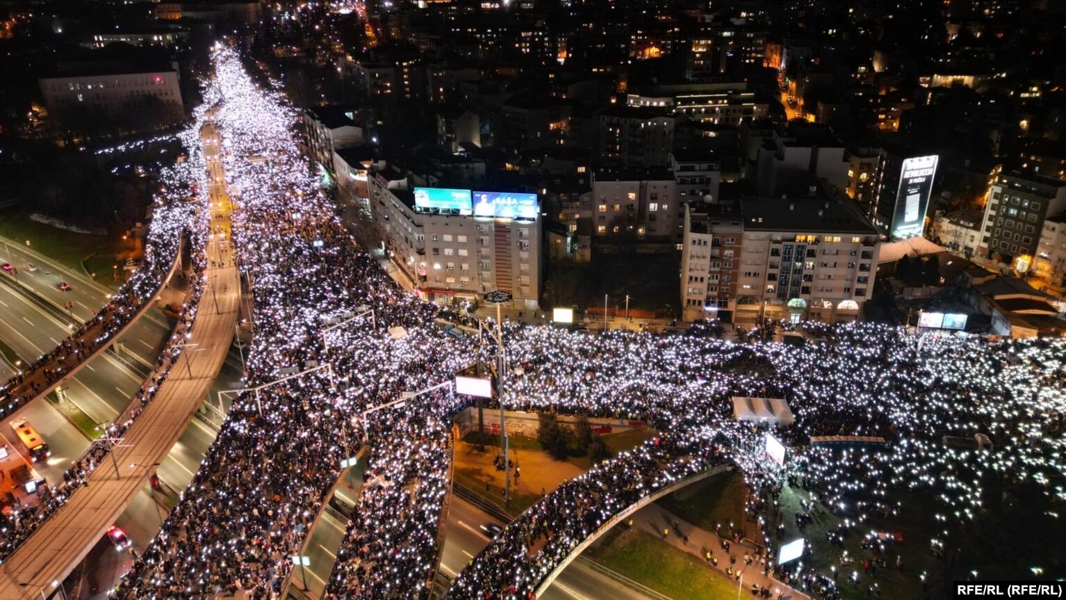 Disa dhjetëra mijëra qytetarë duke protestuar në Autokomandë, një nga rrugët kryesore të Beogradit, më 27 janar 2025.