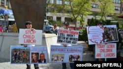 O‘zbekiston Xalq harakati a‘zolari Nyu Yorkda norozilik tadbiri o‘tkazmoqda.