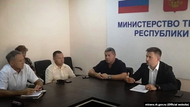 Директор ГУП «Крымавтотранс» Юрий Рыжкин (второй справа)