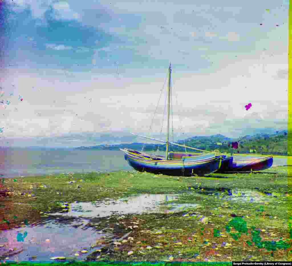 Лодки на берегу недалеко от Батуми