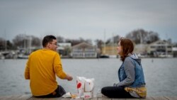 Cameron Shaver dhe Callie Johnson duke e praktikuar distancën