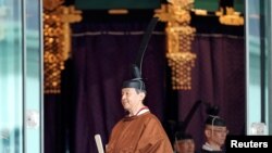 Naruhito császár elhagyja az ünnepségek termét a tokiói uralkodói palotában, miután elfoglalta a krizantémtrónt. 2019. október 22. 