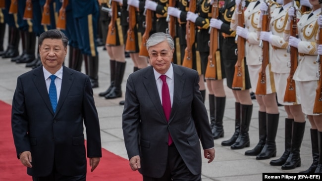 Глава Китая Си Цзиньпин встречает прибывшего с визитом в Пекин президента Казахстана Касым-Жомарта Токаева. 11 сентября 2019 года.