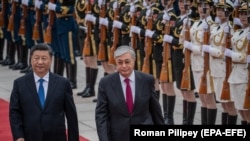 Hszi kivárt, de aztán kiállt Tokajev mellett. A kínai elnök, Hszi Csin-ping (balra) és Kaszim-Zsomart Tokajev kazah államfő a Pekingi Nagy Népi Csarnok előtt felsorakozott díszőrséggel a háttérben 2019. szeptember 11-én Pekingben