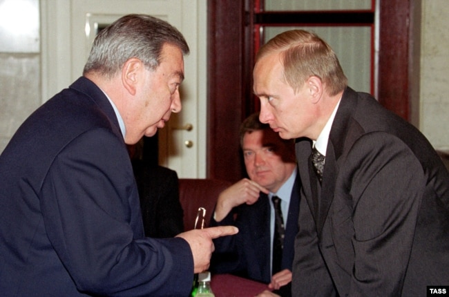 Yevgeny Primakov dhe Vladimir Putin.  maj 2000