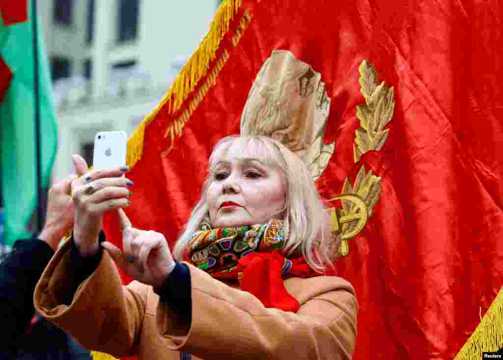 Un selfie cu drapelul lui Ilici, la Minsk, capitala Belarus, 7 noiembrie.