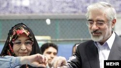 Мусави и сопругата гласаат на претседателските избори