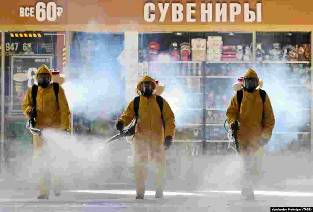 Russian Emergency Situations Ministry employees carry out disinfection of the Kiyevsky Railway Station in Moscow on May 18. (TASS/Vyacheslav Prokofyev)