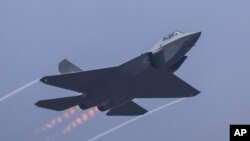 Nastup kineskog "nevidljivog" borbenog lovca J-35A na aeromitingu u Džuhaju, Kina, 12. novembra 2024.