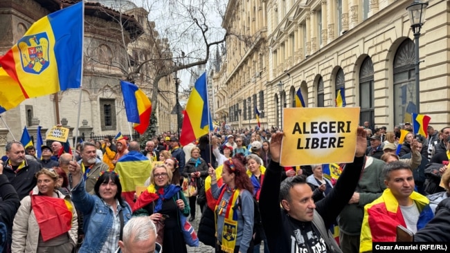 Mbështetësit e AUR-it protestojnë kundër anulimit të rezultateve të zgjedhjeve më 26 mars, në ditëlindjen e Georgescut.