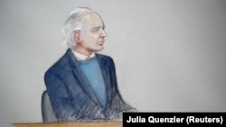 Джулиан Ассанж (зарисовка из зала суда).