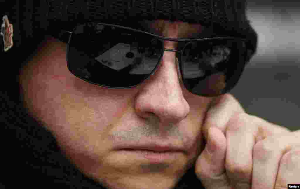 Directorul artistic al Baletului Teatrului Bolșoi, Serghei Filin, a apărut la o conferință de presă la spitalul universitar din Aachen, unde este tratat în urma atacului cu acid suferit la Moscova. (15 martie 2013)