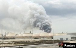 Fum deasupra rafinăriei de petrol Bapco de pe insula Sitra, în urma unui atac, Bahrain, luni, 9 martie.