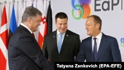 Украина  президенти Петро Порошенко Европа кеңешинин  президенти Дональд Туск  менен. Брюссель, 24-ноябрь, 2017-жыл. 